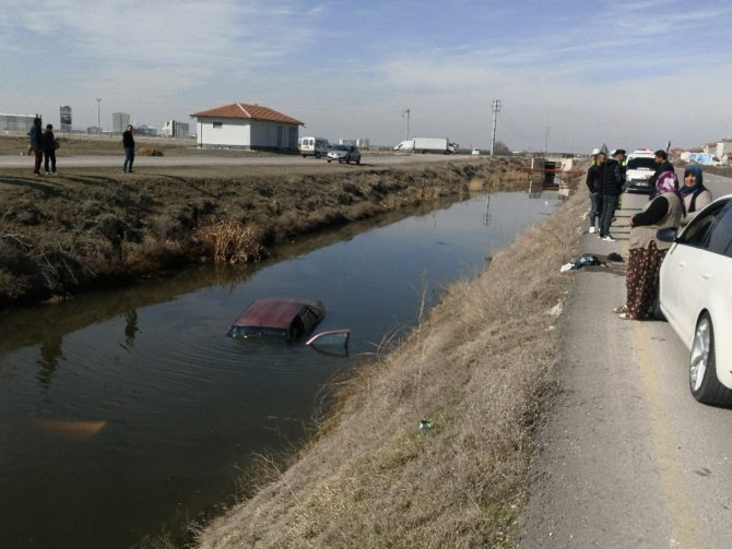 Sulama kanalına uçan otomobildeki anne ve çocuğunu genç adam kurtardı