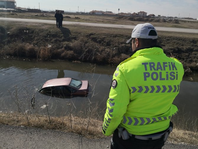 Sulama kanalına uçan otomobildeki anne ve çocuğunu genç adam kurtardı