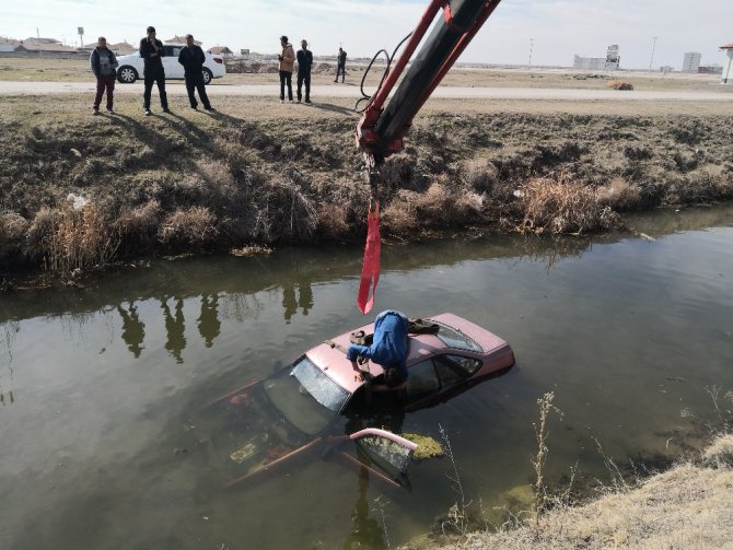 Sulama kanalına uçan otomobildeki anne ve çocuğunu genç adam kurtardı