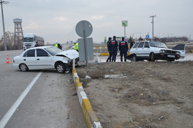 Konya’da iki otomobil çarpıştı: 4 yaralı