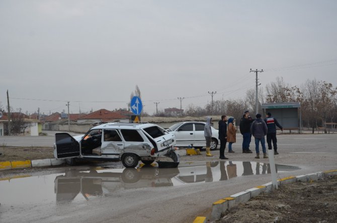 Konya’da iki otomobil çarpıştı: 4 yaralı