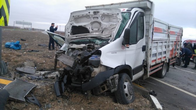 Konya’da otomobille kamyonet çarpıştı: 3 yaralı