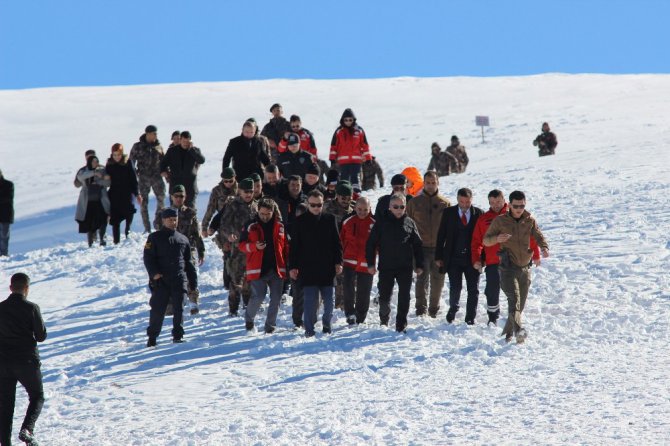 Helikopter destekli çığ tatbikatı gerçeğini aratmadı