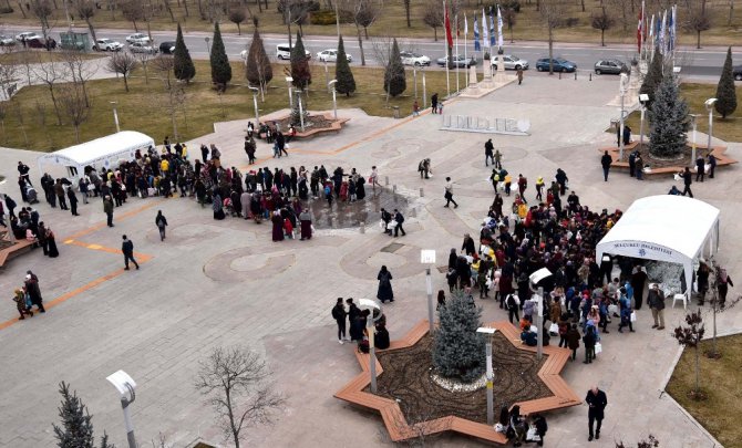 Başkan Pekyatırmacı çocuklara şivlilik dağıttı