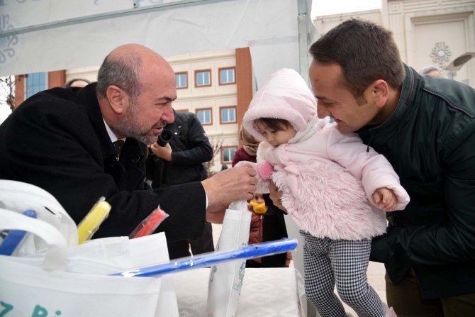 Başkan Pekyatırmacı çocuklara şivlilik dağıttı