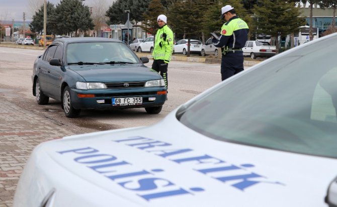 Aksaray polisi trafik kural ihlallerine geçit vermiyor