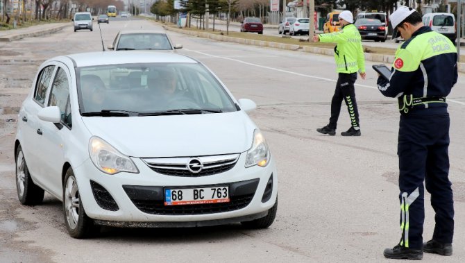 Aksaray polisi trafik kural ihlallerine geçit vermiyor