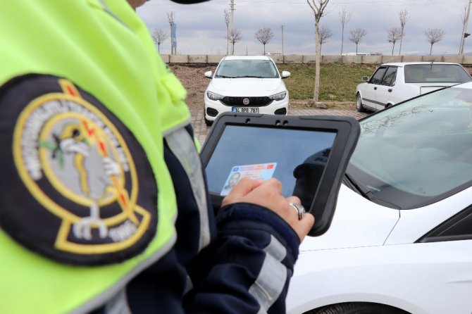 Aksaray polisi trafik kural ihlallerine geçit vermiyor