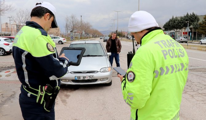 Aksaray polisi trafik kural ihlallerine geçit vermiyor