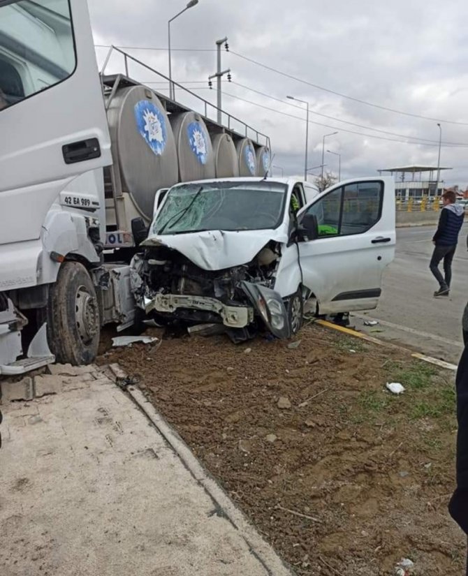 Konya’da süt tankeriyle kamyonet çarpıştı: 1 ağır yaralı