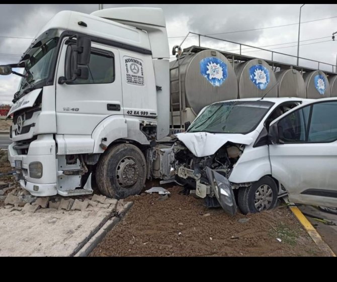 Konya’da süt tankeriyle kamyonet çarpıştı: 1 ağır yaralı