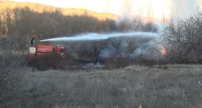 Ormanlık alanda çıkan yangını itfaiye ağaçlara sıçramadan söndürdü