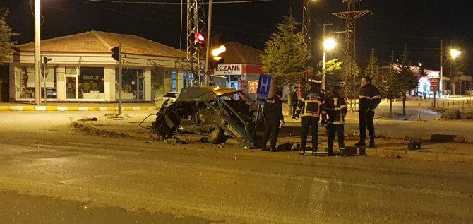 Hafif ticari araçla otomobil kafa kafaya çarpıştı: 1 ölü 1 ağır yaralı