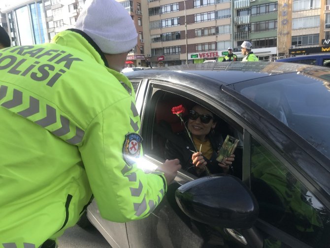 Trafik polisleri kadın sürücü ve yolculara karanfil dağıttı