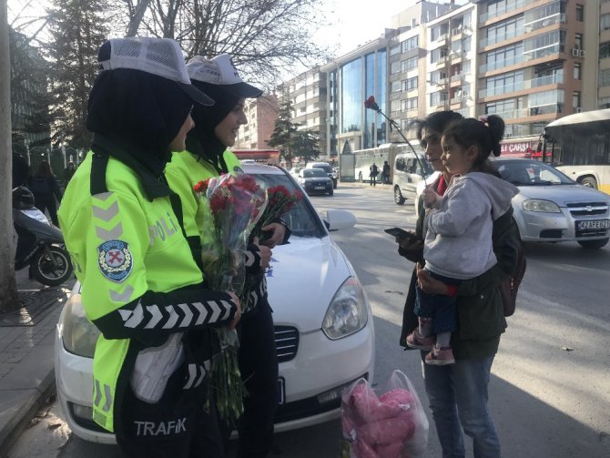 Trafik polisleri kadın sürücü ve yolculara karanfil dağıttı