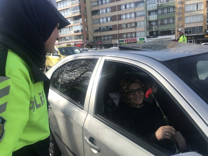 Trafik polisleri kadın sürücü ve yolculara karanfil dağıttı