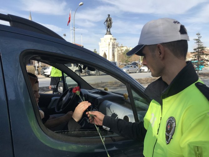 Trafik polisleri kadın sürücü ve yolculara karanfil dağıttı