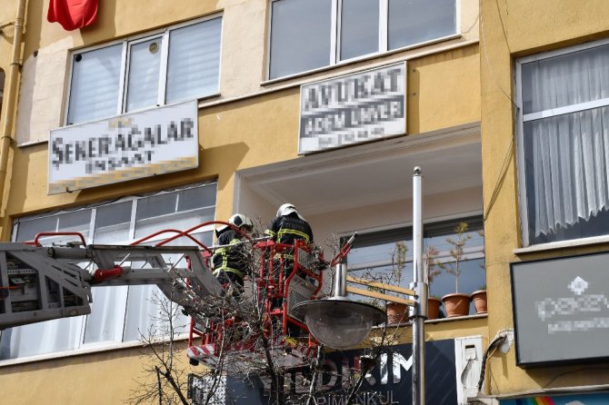 Balkonda mahsur kalan yavru köpeği itfaiye kurtardı