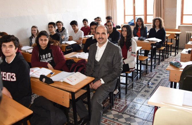 Başkan Altay mezun olduğu lisede anılarını tazeledi