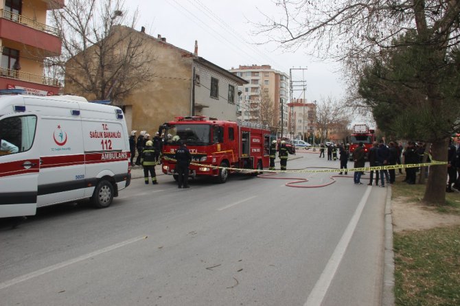 Yıkım kararı olan evlerini yıktırmamak için anne kız 2 saat ekiplere direndi