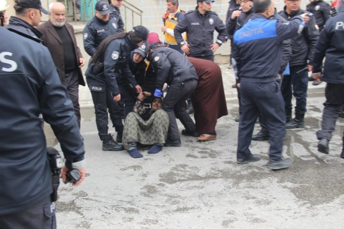 Yıkım kararı olan evlerini yıktırmamak için anne kız 2 saat ekiplere direndi