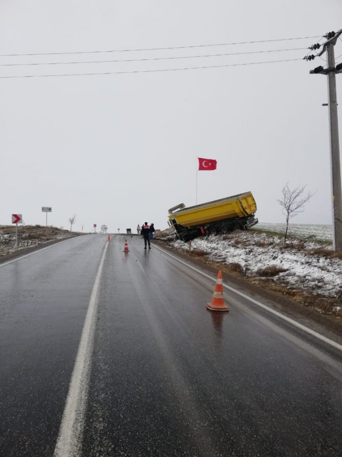 Kontrolden çıkan tır şarampole çıktı: 1 yaralı