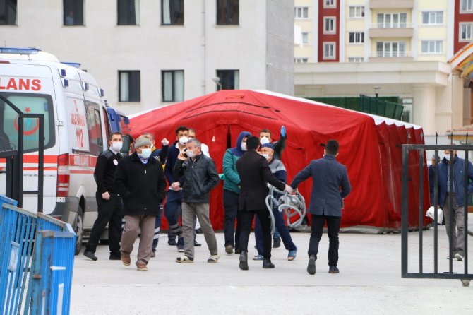 Karantina altındaki vatandaşların yakınlarının bekleyişi sürüyor