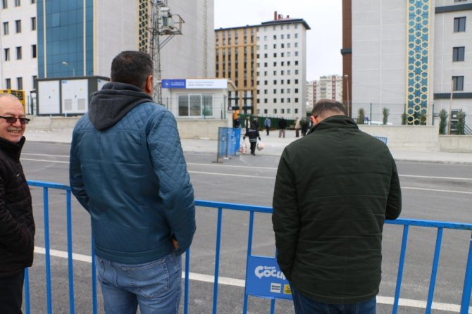 Karantina altındaki vatandaşların yakınlarının bekleyişi sürüyor