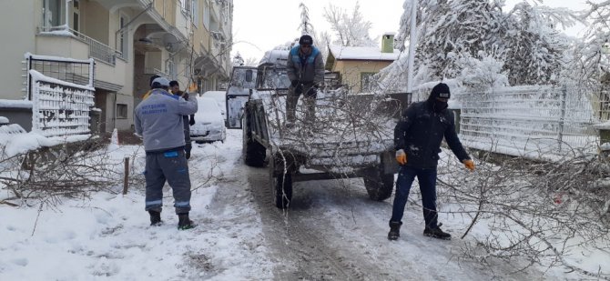 Beyşehir’de kar yağışı ilçeyi beyaza bürüdü