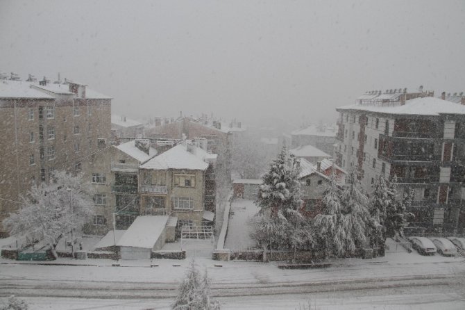 Beyşehir’de kar yağışı ilçeyi beyaza bürüdü