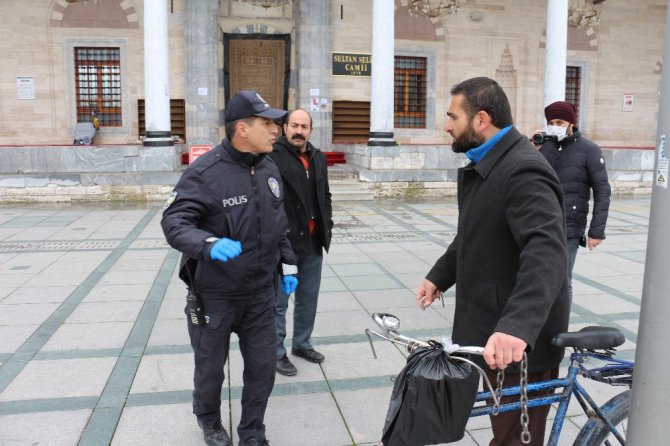 Konya’da cuma namazında camiler boş kaldı