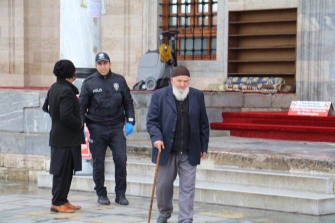 Konya’da cuma namazında camiler boş kaldı