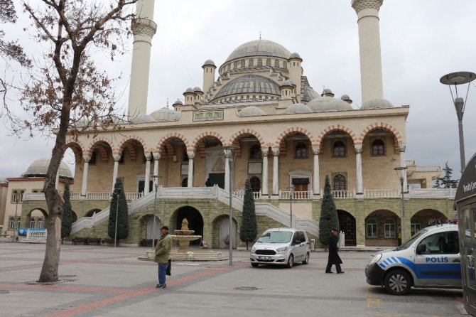 Konya’da cuma namazında camiler boş kaldı