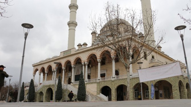 Konya’da cuma namazında camiler boş kaldı