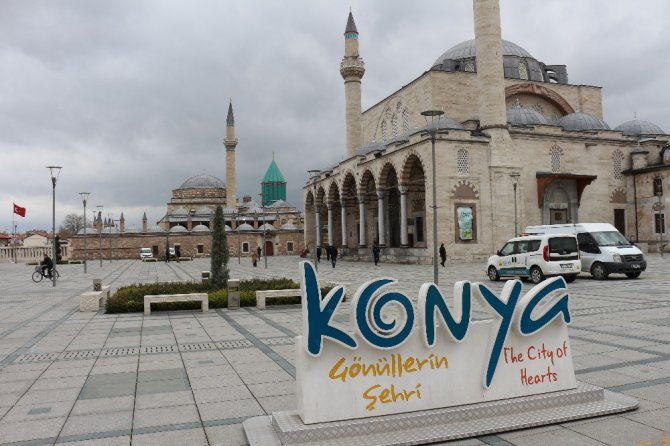 Konya’da cuma namazında camiler boş kaldı