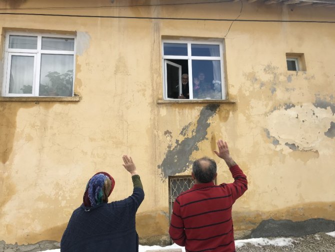 Anne ve babalara aile karantinası, büyükleriyle uzaktan görüşüyorlar