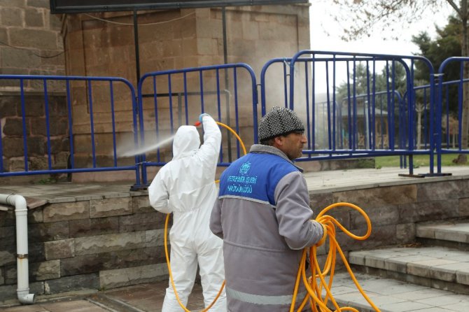 Aksaray’da oto ve hayvan pazarı dezenfekte edilip kapatıldı