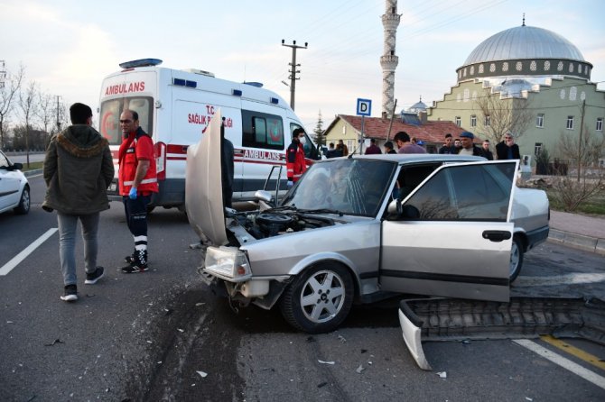 Aksaray’da iki otomobil çarpıştı: 1 yaralı