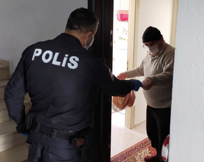 Aksaray’da yaşlı ve hastaların ihtiyaçlarını polis ekipleri karşıladı