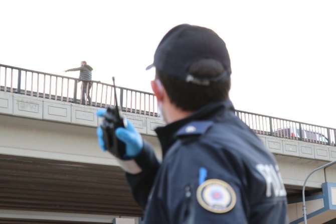 Bıçakla köprüye çıkan genci polis, telefon görüşmesiyle ikna etti