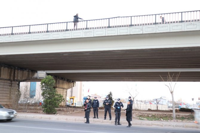 Bıçakla köprüye çıkan genci polis, telefon görüşmesiyle ikna etti