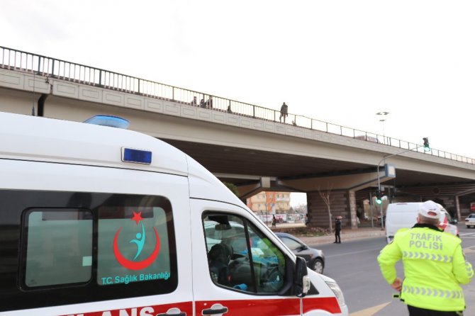 Bıçakla köprüye çıkan genci polis, telefon görüşmesiyle ikna etti