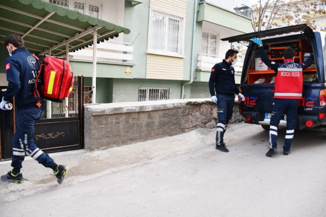 Aksaray’da UMKE ekibi yaşlıları evlerinde tedavi ediyor