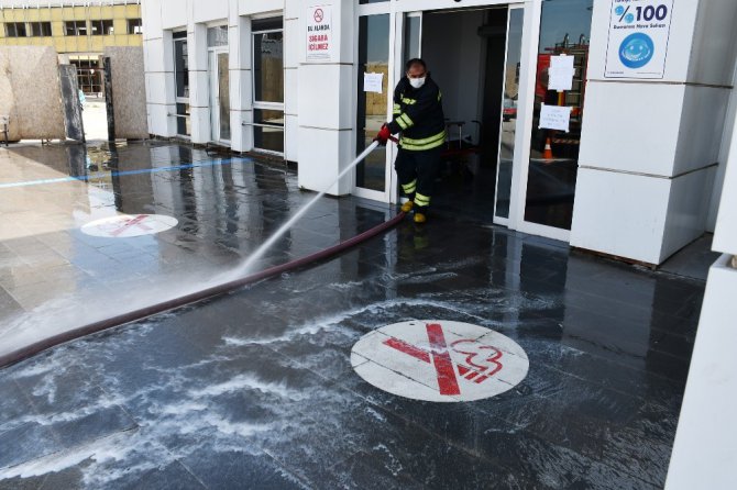 Aksaray’da itfaiye ekipleri hastane bahçesini dezenfekte etti