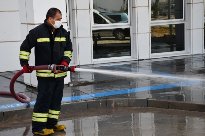 Aksaray’da itfaiye ekipleri hastane bahçesini dezenfekte etti