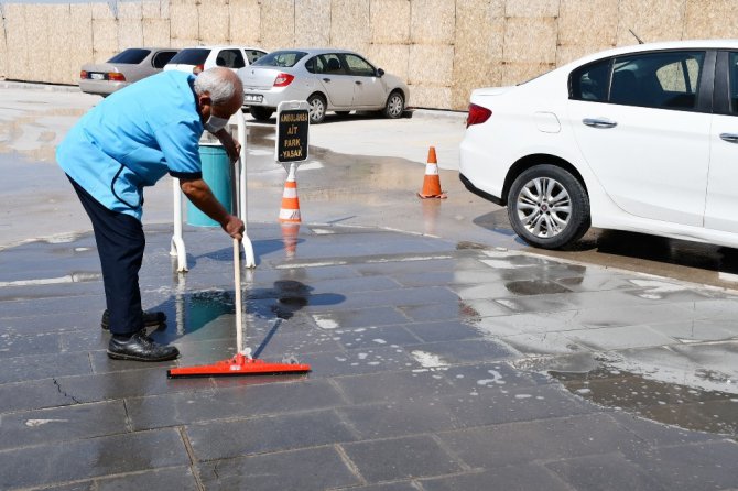 Aksaray’da itfaiye ekipleri hastane bahçesini dezenfekte etti