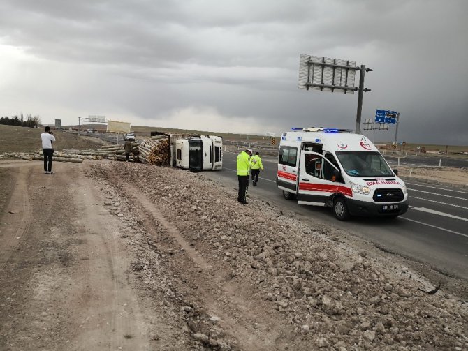 Aksaray’da tomruk yüklü kamyon devrildi, sürücü yaralandı