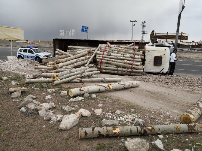 Aksaray’da tomruk yüklü kamyon devrildi, sürücü yaralandı