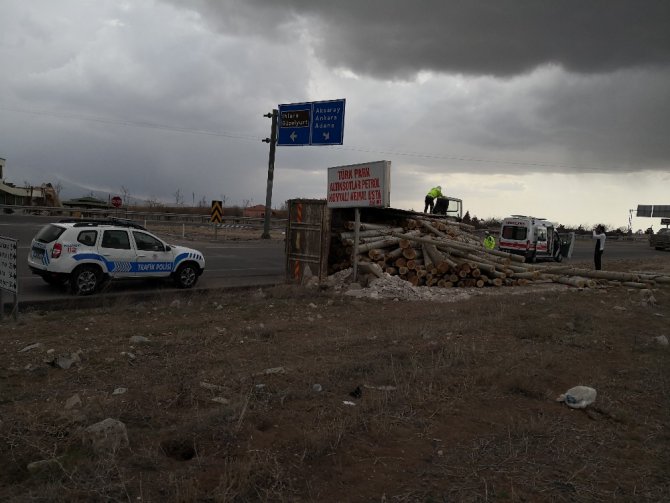 Aksaray’da tomruk yüklü kamyon devrildi, sürücü yaralandı