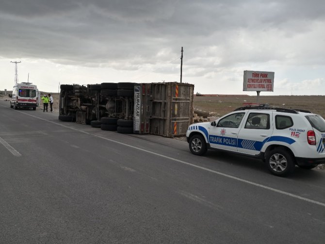 Aksaray’da tomruk yüklü kamyon devrildi, sürücü yaralandı